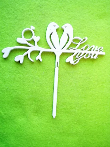 Fehér színű ,fa  alapú HDF(nem tömörfa)   beszúrós dísz  Love you	 	12,5x11,5cm 