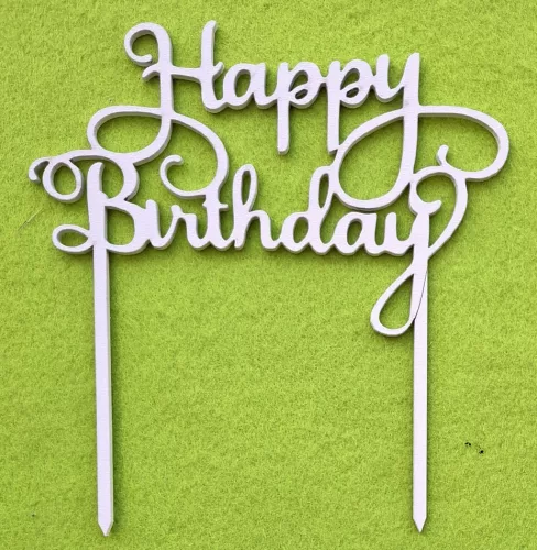 Fehér színű ,fa  alapú HDF(nem tömörfa)  beszúrós dísz Happy Birthday felirat 	1db	14x15cm 