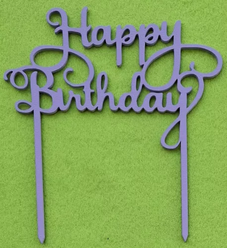 Lila színű ,fa  fa alapú HDF(nem tömörfa)   beszúrós dísz  Happy Birthday felirat 	1db	14x15cm