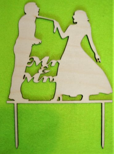 Natúr fa  beszúrós dísz ,Nyakon csípett vőlegény MR & MRS 	1db	13x18cm vastagság 3mm