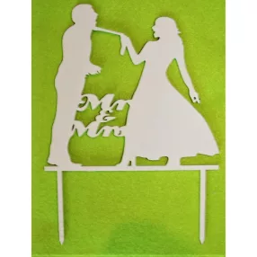   Fehér színű ,fa  alapú HDF(nem tömörfa)  beszúrós dísz ,Nyakon csípett vőlegény MR & MRS 	1db	13x18cm 