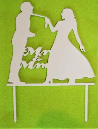 Fehér színű ,fa  alapú HDF(nem tömörfa)  beszúrós dísz ,Nyakon csípett vőlegény MR & MRS 	1db	13x18cm 