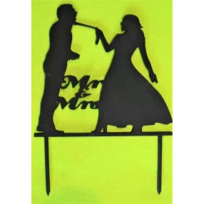    Fekete színű,nyír rétegelt lemez  beszúrós dísz ,Nyakon csípett vőlegény MR & MRS 	1db	13x18cm 