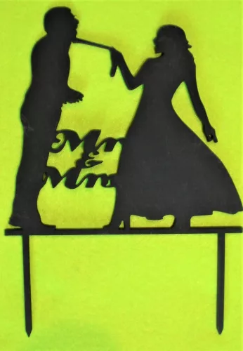  Fekete színű,nyír rétegelt lemez  beszúrós dísz ,Nyakon csípett vőlegény MR & MRS 	1db	13x18cm 