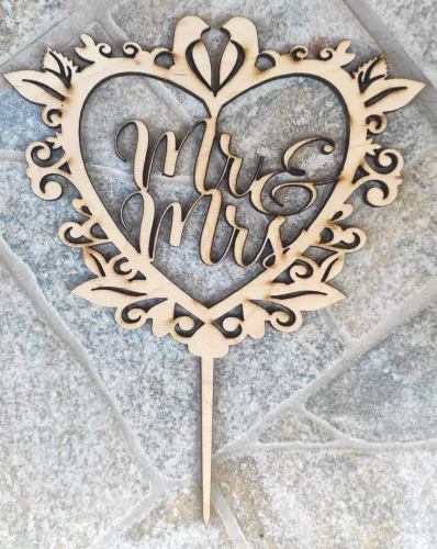 Natúr,nyír rétegelt lemez beszúrós dísz Szív madarakkal  Mr & Mrs	1db	14,5x16,5cm magasság 