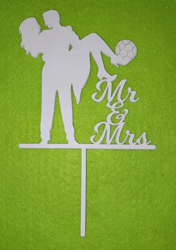 Fehér színű ,fa  alapú HDF(nem tömörfa)   beszúrós dísz   Focis pár Mr & Mrs  	1db	15x15cm 
