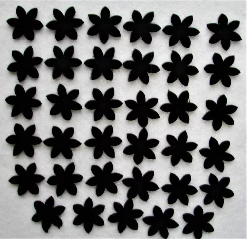 Fekete szinű fa virág	35db/csomag	2,7x2,5cm 