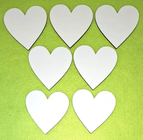 Fehér színű ,fa  alapú HDF(nem tömörfa)  szív	7 db/csomag	8x8cm 