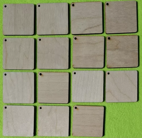 Natúr négyzet kulcstartó  tábla 	15db/csomag	5x5 cm 