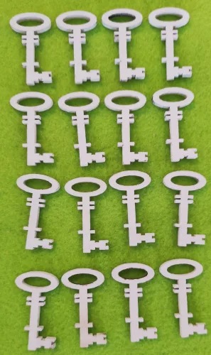 Fehér színű ,fa  alapú HDF(nem tömörfa)   kulcs hagyományos 3,5x2cm16db/csomag