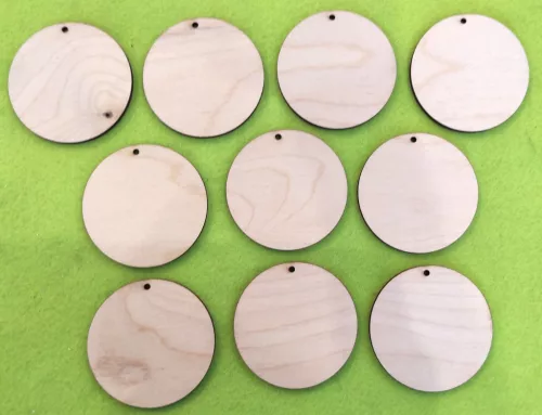 Natúr fa 7cm kör lyukkal	10db/csomag	7cm 