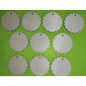   Natúr fa kerek csipkés tábla  lyukkal 	10 db/csomag	6,5x6,5cm 