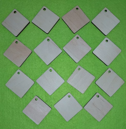 Natúr négyzet kulcstartó  tábla	15db/csomag	4 cm 