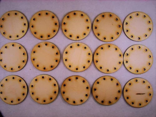  Natúr fa  kör lap lyukkal	15db/csomag	5cm  