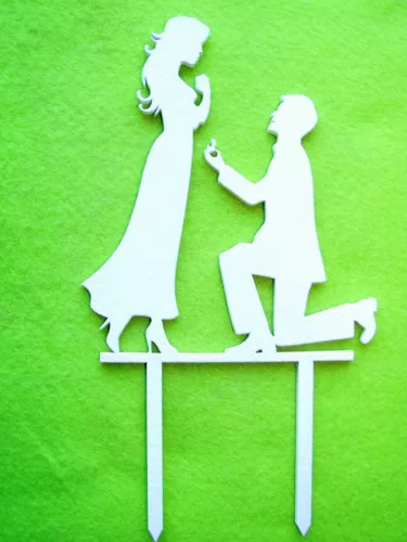 Fehér színű ,fa  alapú HDF(nem tömörfa)   beszúrós dísz Lánykérős  10,5x18,5cm 