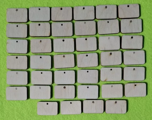 Natúr Táblácska lyukkal	40db/csomag	3x2cm  