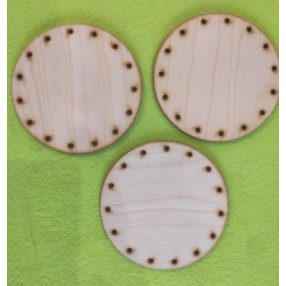  Natúr fa  Körlap 15db 4mm Lyukkal	3db  	9x9cm  