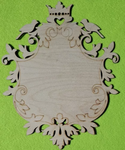 Natúr,nyír rétegelt lemez  díszes tábla madárkával,koronával  	1db	21x26cm  