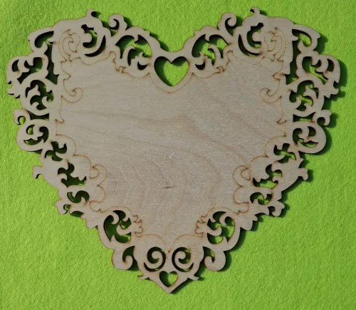 Natúr,nyír rétegelt lemez  díszes Szíves tábla,alul felül szívvel 	1db	24x21cm