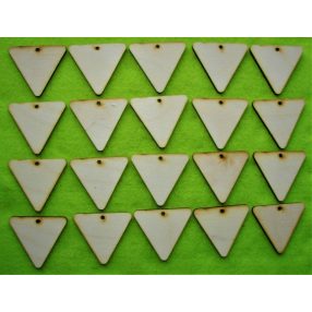 Natúr fa háromszög lyukkal 	 20db/csomag	5x5,6 cm