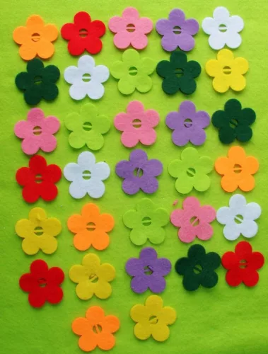 Filc felfűzhető virágok vegyes színekben 5x5cm 32db/csomag