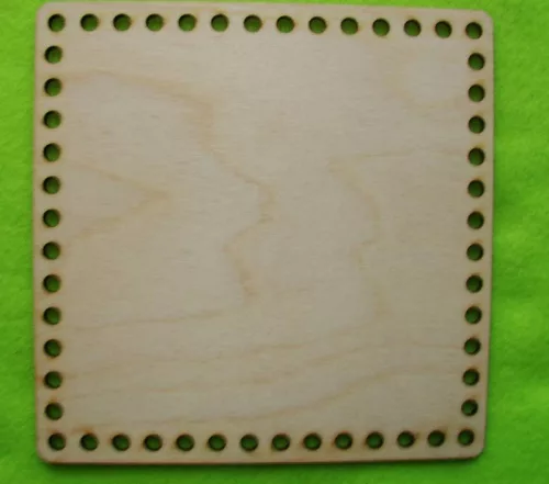 16,5x16,5cm  Natúr,nyír rétegelt lemez Négyzet horgolható fa alap 6mm lyukkal 	1db	