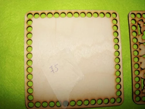 14x14cm Natúr,nyír rétegelt lemez Négyzet   7,5mm lyukkal 	1db	