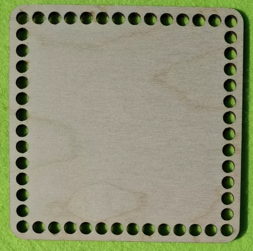 14x14cm Natúr,nyír rétegelt lemez Négyzet   7,5mm lyukkal 	1db	