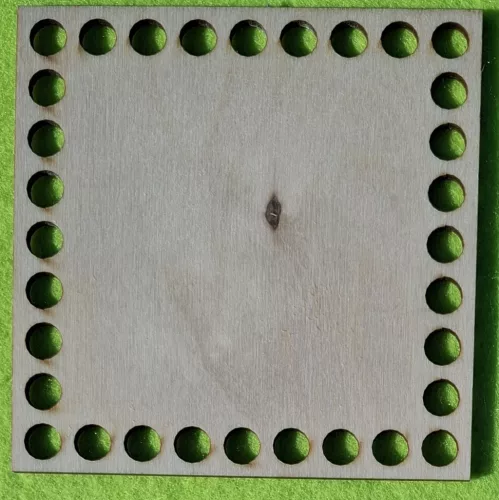 10x10cm  Natúr,nyír rétegelt lemez Horgolható négyzet    8mm lyukkal	1db	