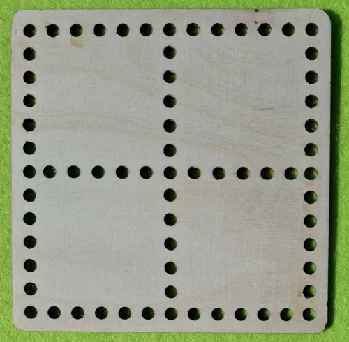 15x15cm  Natúr,nyír rétegelt lemez Horgolható fa Négy felé osztott négyzet 6mm lyukkal	1db	