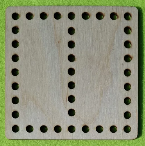 11x11 cm Natúr,nyír rétegelt lemez Horgolható fa két felé  osztott négyzet 6mm lyukkal	1db	