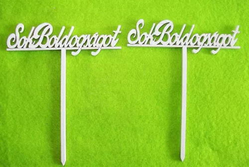 Fehér színű ,fa  alapú HDF(nem tömörfa)  Beszúrós Sok Boldogságot felirat	2db/csomag	12x14cm 
