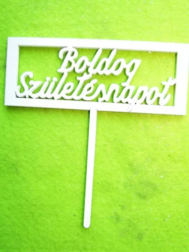 Fehér színű ,fa  alapú HDF(nem tömörfa)  boldog születésnapot téglalap beszúrós 	1db 	11x11,5cm  