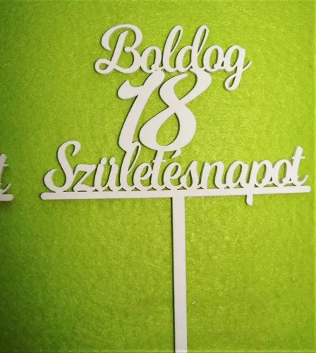 Fehér színű ,fa  alapú HDF(nem tömörfa)  Beszúrós Boldog születésnapot 18-as	1db	13x17cm 