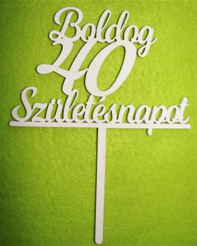 Fehér színű ,fa  alapú HDF(nem tömörfa)  Beszúrós Boldog születésnapot 40-es	1db	13x17cm
