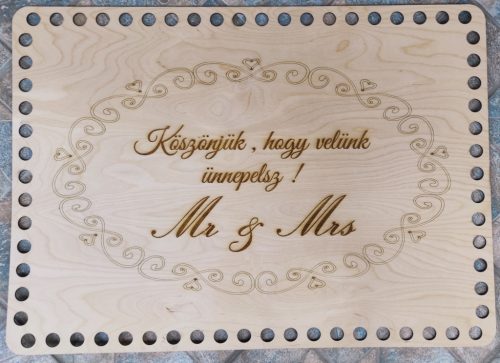 Esküvői háttér  Köszönjük, hogy velünk ünnepelsz! MR & MRS felirattal 	1 db	80x60cm  