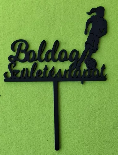  Fekete színű,nyír rétegelt lemez Focis lány  beszúrós dísz Boldog születésnapot felirattal 	1db	13,5x18,5cm  