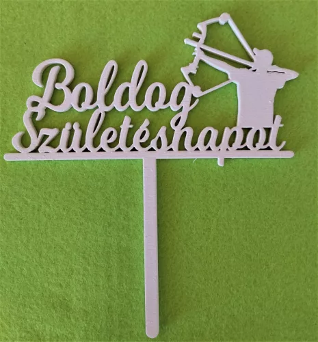 Fehér színű ,fa  alapú HDF(nem tömörfa)  Íjász fiú  beszúrós dísz Boldog születésnapot felirattal 	1db	16x19cm  