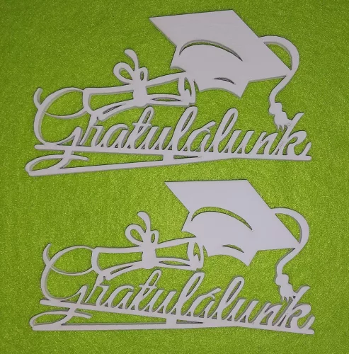 Fehér fa Ballagási sapkás, Gratulálunk felirattal	2db/csomag	10,5x6,5cm vastagság 3mm
