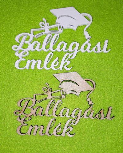  Natúr és fehér  fa Ballagási sapkás, Ballagási Emlék  felirattal	2db/csomag	10x6,5cm 