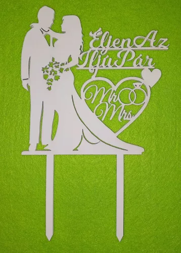 Fehér színű ,fa  alapú HDF(nem tömörfa)  beszúrós dísz Szemben álló pár virág csokorral  Éljen az ifjú pár felirattal 	1db/csomag	12x19cm 