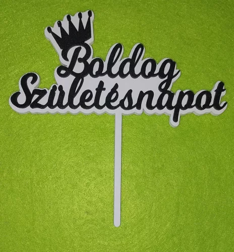 Fehér háttérrel Fekete színű,Boldog Születésnapot felirattal 2 lapból álló  beszúrós dísz	1db/csomag	12x12cm 