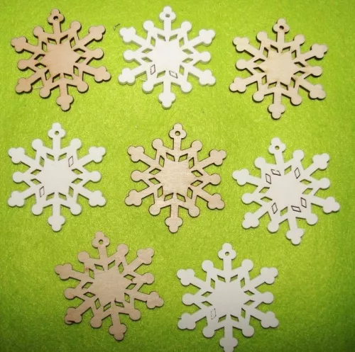 Natúr és Fehér színű ,fa  alapú HDF(nem tömörfa)  hópehely	5x5cm 8db/csomag 