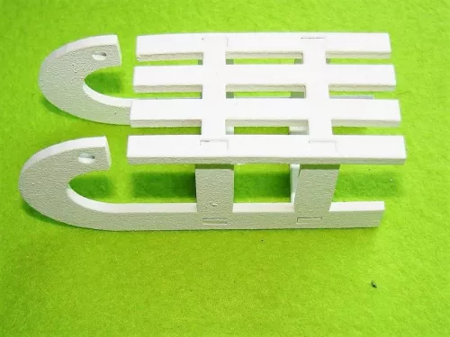 Fehér színű ,fa  alapú HDF(nem tömörfa)  3 d szánkó	1db 10x4cm 
