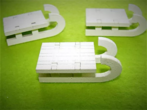 Fehér színű ,fa  alapú HDF(nem tömörfa)  3 d szánkó kicsi	3db/csomag	2,6x3,5cm 
