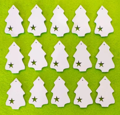 Fehér színű ,fa  alapú HDF(nem tömörfa)  Díszített fenyő	15db/csomag	5x3cm  