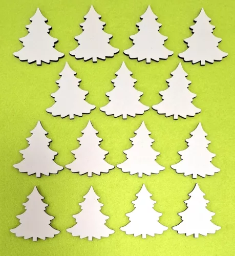Fehér színű ,fa  alapú HDF(nem tömörfa)  Fenyőfa 	15db/csomag	4,5x5cm 