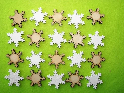 Natúr és Fehér színű ,fa  alapú HDF(nem tömörfa)  Hópihe	20db/csomag	2,5x2,7cm 