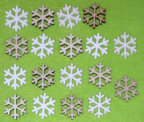 Natúr és Fehér színű ,fa  alapú HDF(nem tömörfa)  hópihe	 18db/csomag	2,5x3cm  