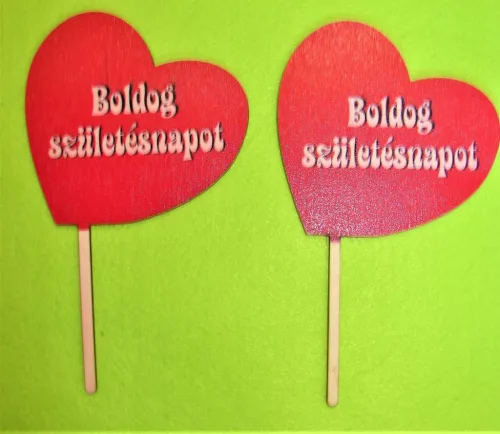 Nyomtatott ,fa alapú HDF(nem tömörfa)      tábla  Beszúrós Ferde szív piros háttérrel Boldog születésnapot felirattal	2db/csomag	10x18cm